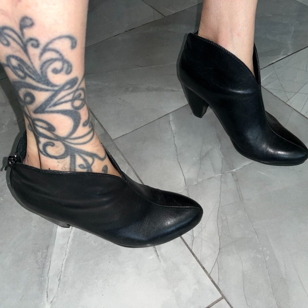 Born Crown Black Genuine Leather Ankle Booties Mid Heel Women's 6.5